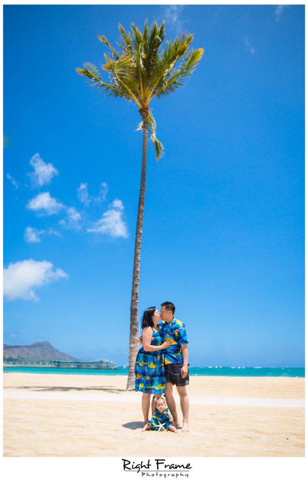 Family Portraits in Oahu WAIKIKI BEACH
